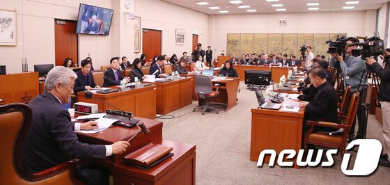 의사봉 두드리는 이상헌 위원장