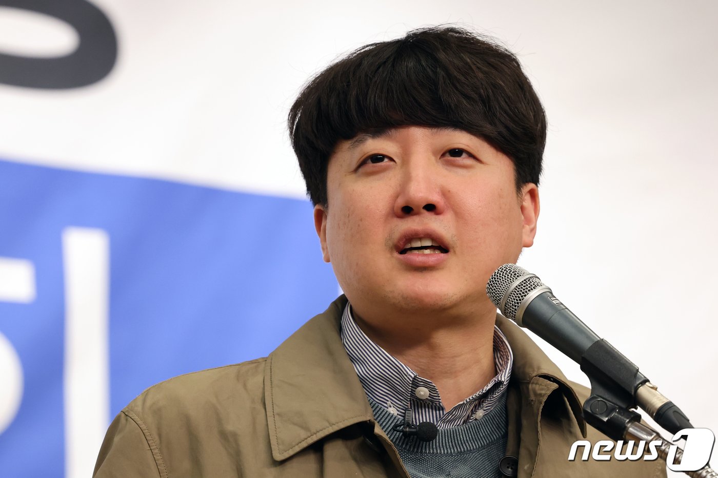 본문 이미지 - 이준석 국민의힘 전 대표가 20일 오후 서울 여의도 국회 도서관에서 열린 하태경 의원 '여의도 렉카' 출판기념회에서 축사를 하고 있다. 2023.11.20/뉴스1 ⓒ News1 황기선 기자