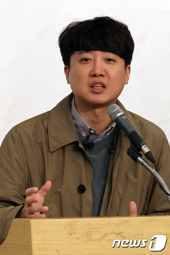 하태경 의원 출판기념회에서 축사하는 이준석 전 대표
