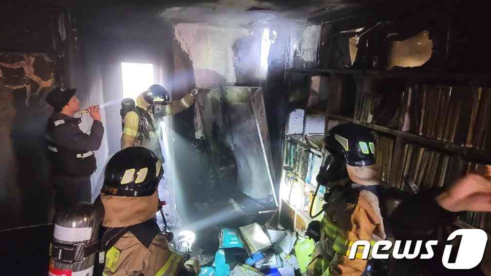 20일 낮 12시46분쯤 제주시 이도이동에 있는 근린생활시설 2층 사무실에 화재가 발생했다.(제주특별자치도 소방안전본부 제공)