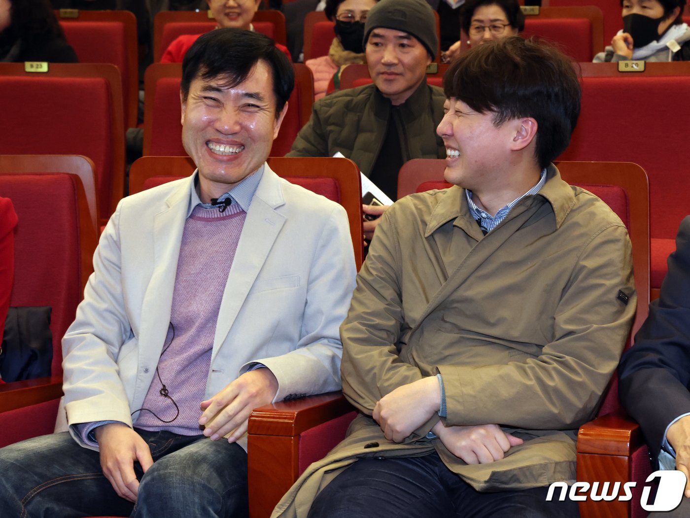 본문 이미지 - 이준석 국민의힘 전 대표가 20일 오후 서울 여의도 국회 도서관에서 열린 하태경 의원의 '여의도 렉카' 출판기념회에 참석해 하 의원과 대화를 나누고 있다. 2023.11.20/뉴스1 ⓒ News1 황기선 기자