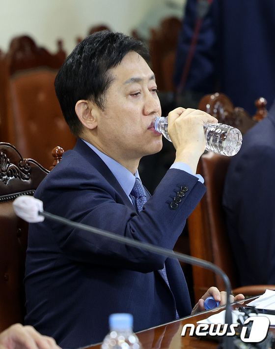 김주현, 금융지주 회장단 만나 "소상공인 이자부담 낮춰달라"