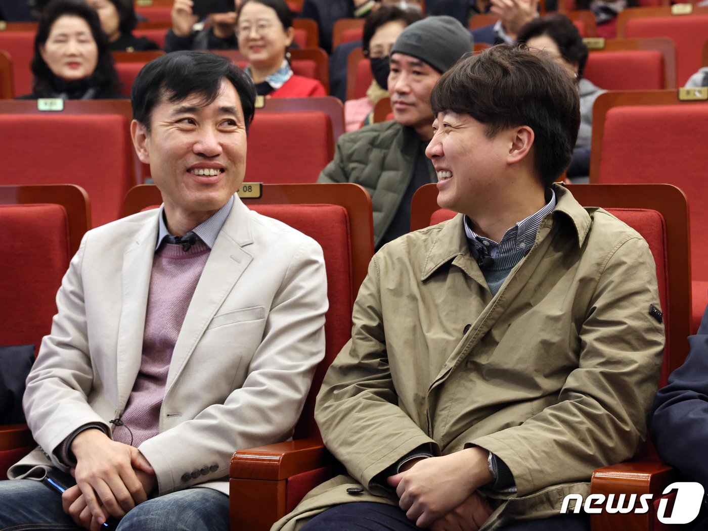 본문 이미지 - 이준석 국민의힘 전 대표가 20일 오후 서울 여의도 국회 도서관에서 열린 하태경 의원의 '여의도 렉카' 출판기념회에 참석해 하 의원과 대화를 나누고 있다. 2023.11.20/뉴스1 ⓒ News1 황기선 기자