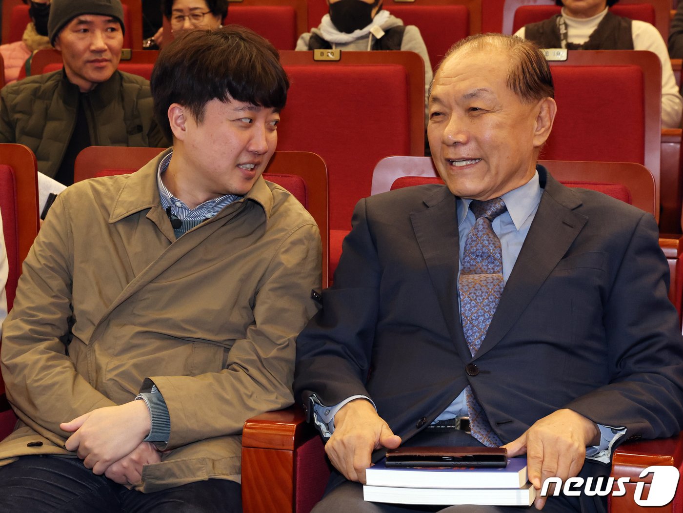 본문 이미지 - 이준석 국민의힘 전 대표가 20일 오후 서울 여의도 국회 도서관에서 열린 하태경 의원의 '여의도 렉카' 출판기념회에 참석해 황우여 전 새누리당(국민의힘 전신)대표와 대화를 나누고 있다. 2023.11.20/뉴스1 ⓒ News1 황기선 기자