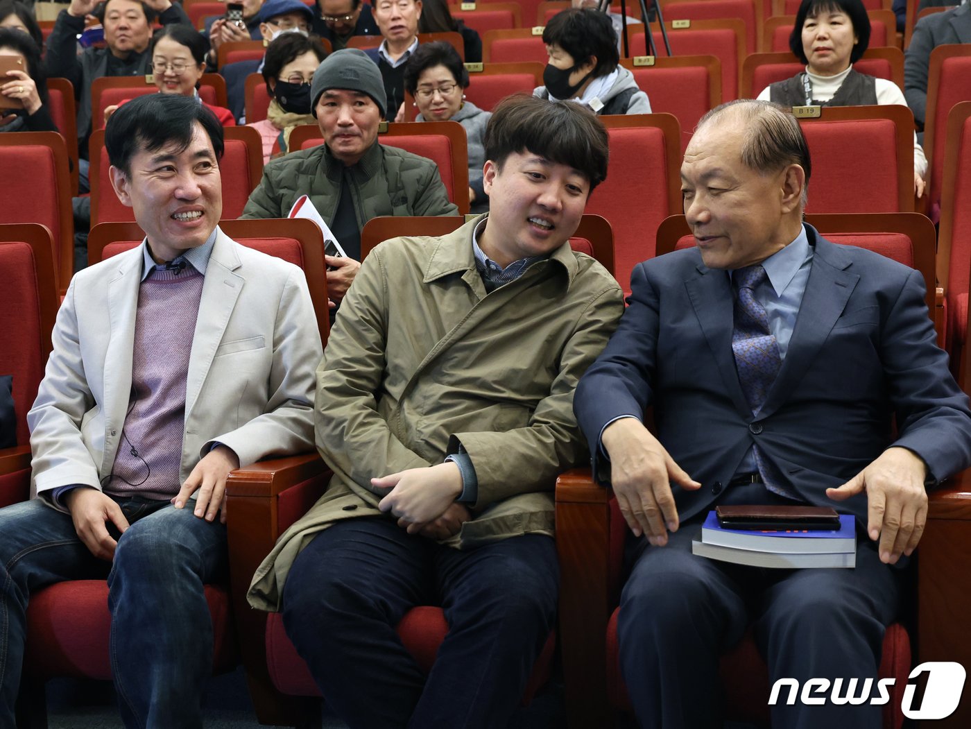 본문 이미지 - 이준석 국민의힘 전 대표가 20일 오후 서울 여의도 국회 도서관에서 열린 하태경 의원의 '여의도 렉카' 출판기념회에 참석해 하 의원, 황우여 전 새누리당(국민의힘 전신)대표와 대화를 나누고 있다. 2023.11.20/뉴스1 ⓒ News1 황기선 기자