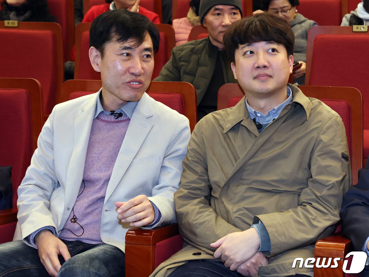 본문 이미지 - 이준석 국민의힘 전 대표가 20일 오후 서울 여의도 국회 도서관에서 열린 하태경 의원의 '여의도 렉카' 출판기념회에 참석해 하 의원과 대화를 나누고 있다. 2023.11.20/뉴스1 ⓒ News1 황기선 기자