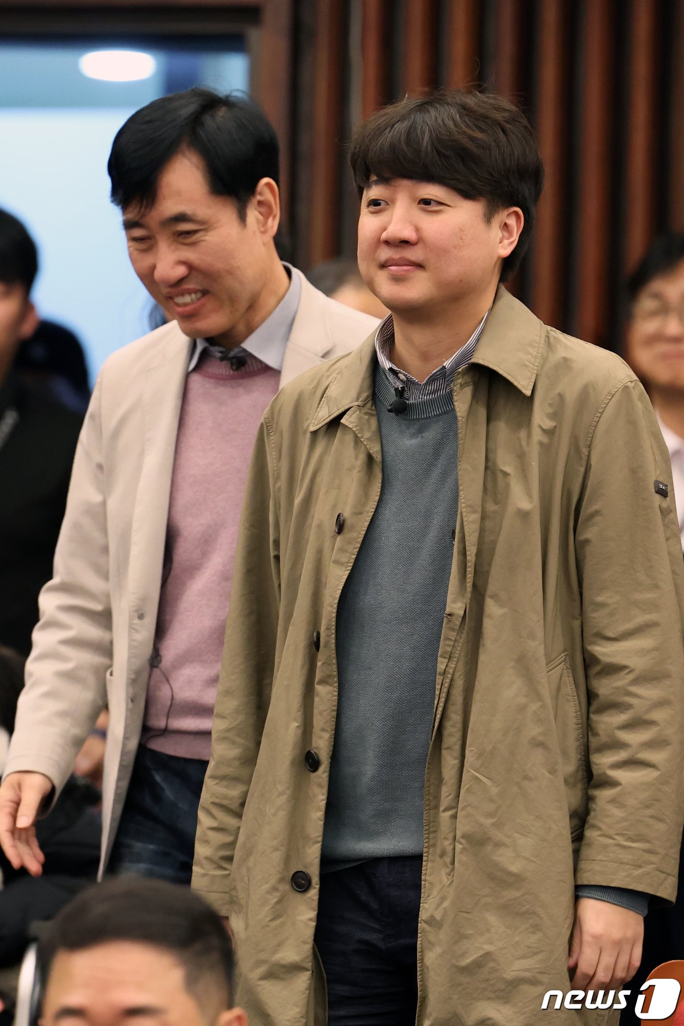 본문 이미지 - 국민의힘 이준석 전 대표가 20일 오후 서울 여의도 국회 도서관에서 열린 하태경 의원의 '여의도 렉카' 출판기념회에 하 의원과 함께 입장하고 있다. 2023.11.20/뉴스1 ⓒ News1 황기선 기자