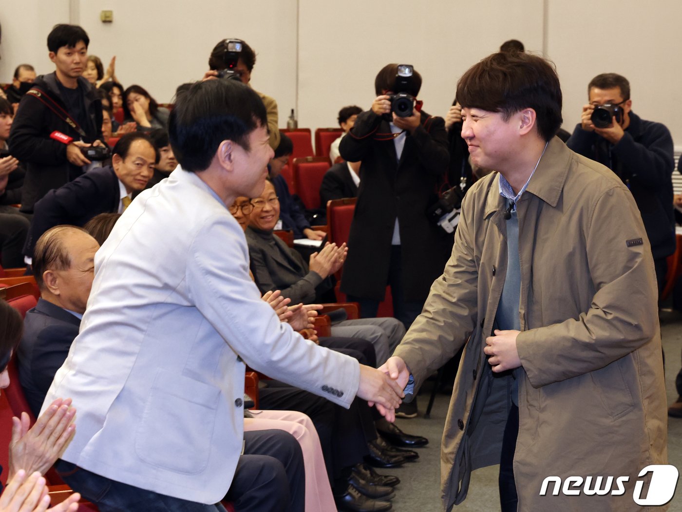 본문 이미지 - 국민의힘 이준석 전 대표가 20일 오후 서울 여의도 국회 도서관에서 열린 하태경 의원의 '여의도 렉카' 출판기념회에 하 의원과 악수를 나누고 있다. 2023.11.20/뉴스1 ⓒ News1 황기선 기자