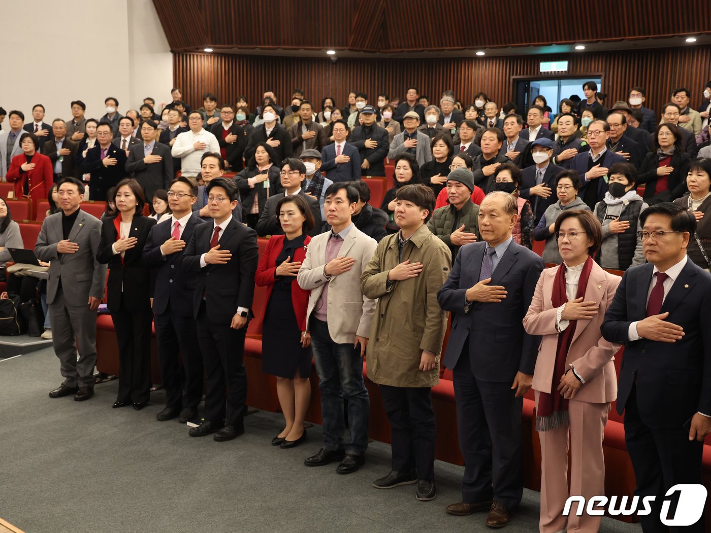 본문 이미지 - 이준석 국민의힘 전 대표가 20일 오후 서울 여의도 국회 도서관에서 열린 하태경 의원의 '여의도 렉카' 출판기념회에서 참석자들과 국민의례를 하고 있다. 2023.11.20/뉴스1 ⓒ News1 황기선 기자