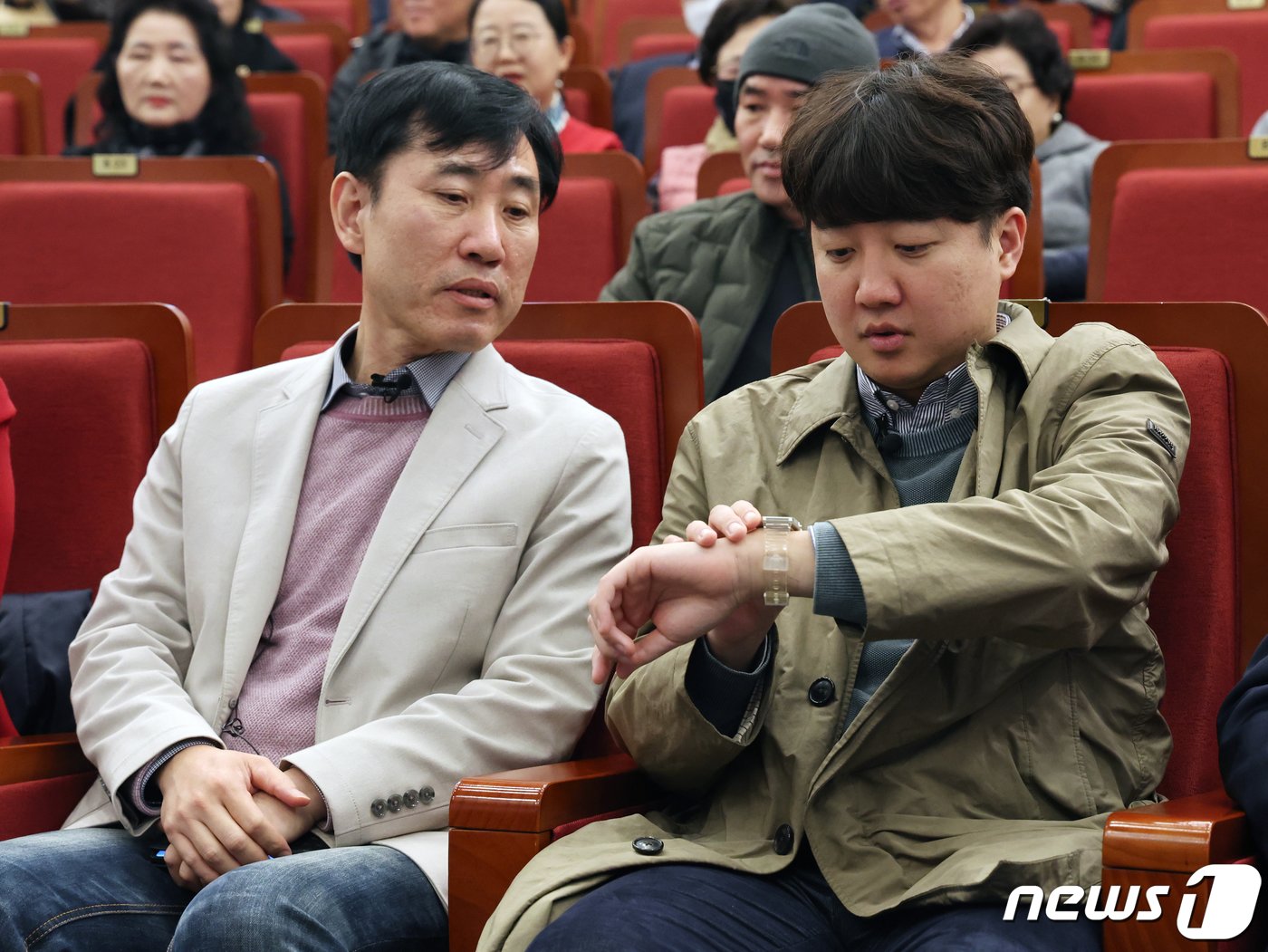 본문 이미지 - 이준석 국민의힘 전 대표가 20일 오후 서울 여의도 국회 도서관에서 열린 하태경 의원의 '여의도 렉카' 출판기념회에 참석해 시계를 보고 있다. 2023.11.20/뉴스1 ⓒ News1 황기선 기자