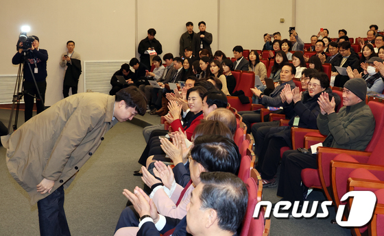인사하는 이준석 전 대표