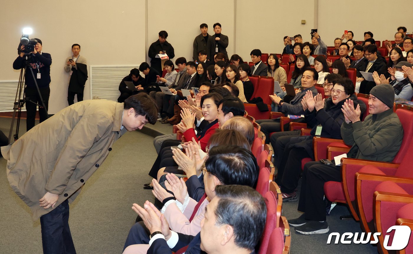 본문 이미지 - 이준석 국민의힘 전 대표가 20일 오후 서울 여의도 국회 도서관에서 열린 하태경 의원의 '여의도 렉카' 출판기념회에 참석해 인사를 하고 있다. 2023.11.20/뉴스1 ⓒ News1 황기선 기자