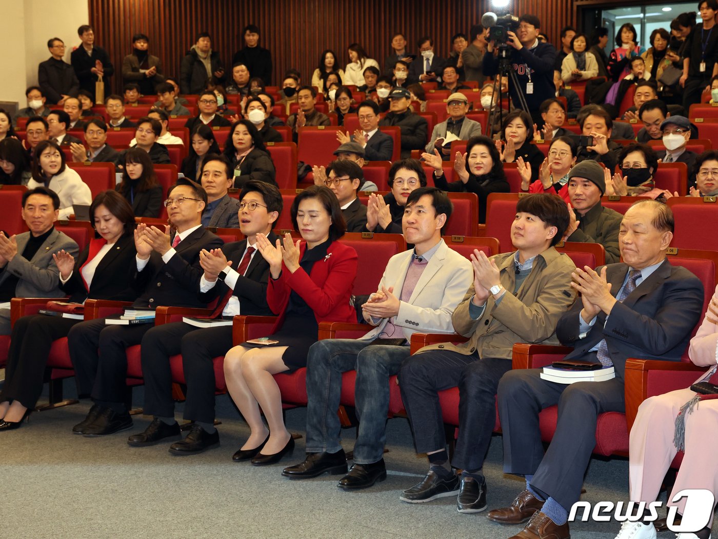 본문 이미지 - 이준석 국민의힘 전 대표가 20일 오후 서울 여의도 국회 도서관에서 열린 하태경 의원의 '여의도 렉카' 출판기념회에서 참석자들과 박수를 치고 있다. 2023.11.20/뉴스1 ⓒ News1 황기선 기자