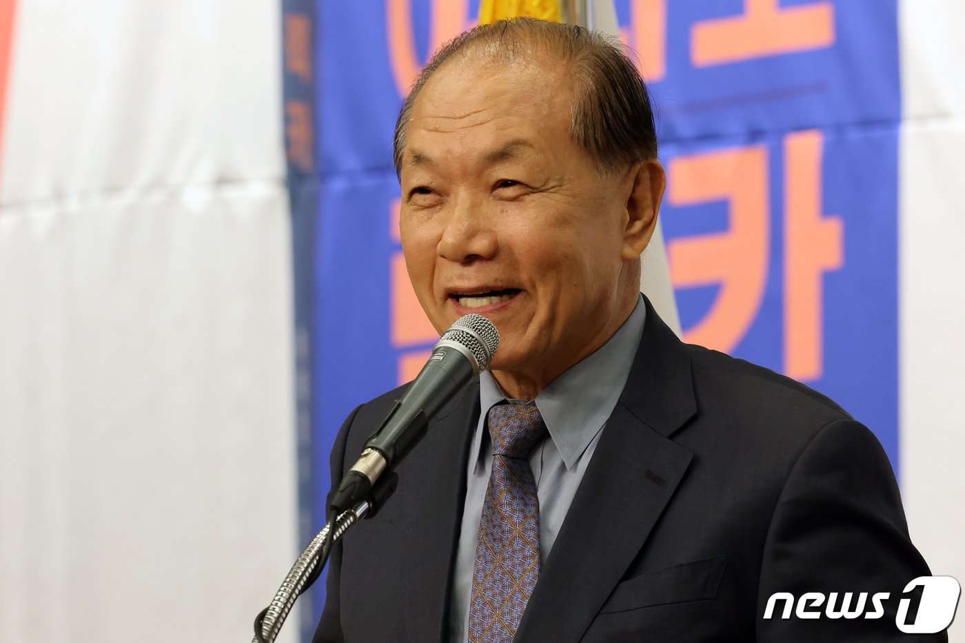 본문 이미지 - 황우여 전 새누리당(국민의힘 전신)대표가 20일 오후 서울 여의도 국회 도서관에서 열린 하태경 의원 '여의도 렉카' 출판기념회에서 축사를 하고 있다. 2023.11.20/뉴스1 ⓒ News1 황기선 기자