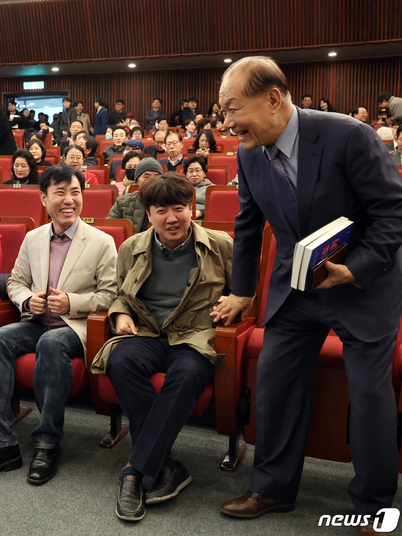 본문 이미지 - 이준석 국민의힘 전 대표가 20일 오후 서울 여의도 국회 도서관에서 열린 하태경 의원의 '여의도 렉카' 출판기념회에 참석해 황우여 전 새누리당(국민의힘 전신)대표에게 자리를 안내하고 있다. 2023.11.20/뉴스1 ⓒ News1 황기선 기자
