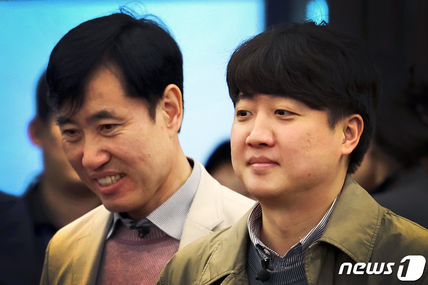 본문 이미지 - 국민의힘 이준석 전 대표와 하태경 의원이 20일 오후 서울 여의도 국회 도서관에서 열린 하 의원 '여의도 렉카' 출판기념회에 참석하고 있다. 2023.11.20/뉴스1 ⓒ News1 황기선 기자