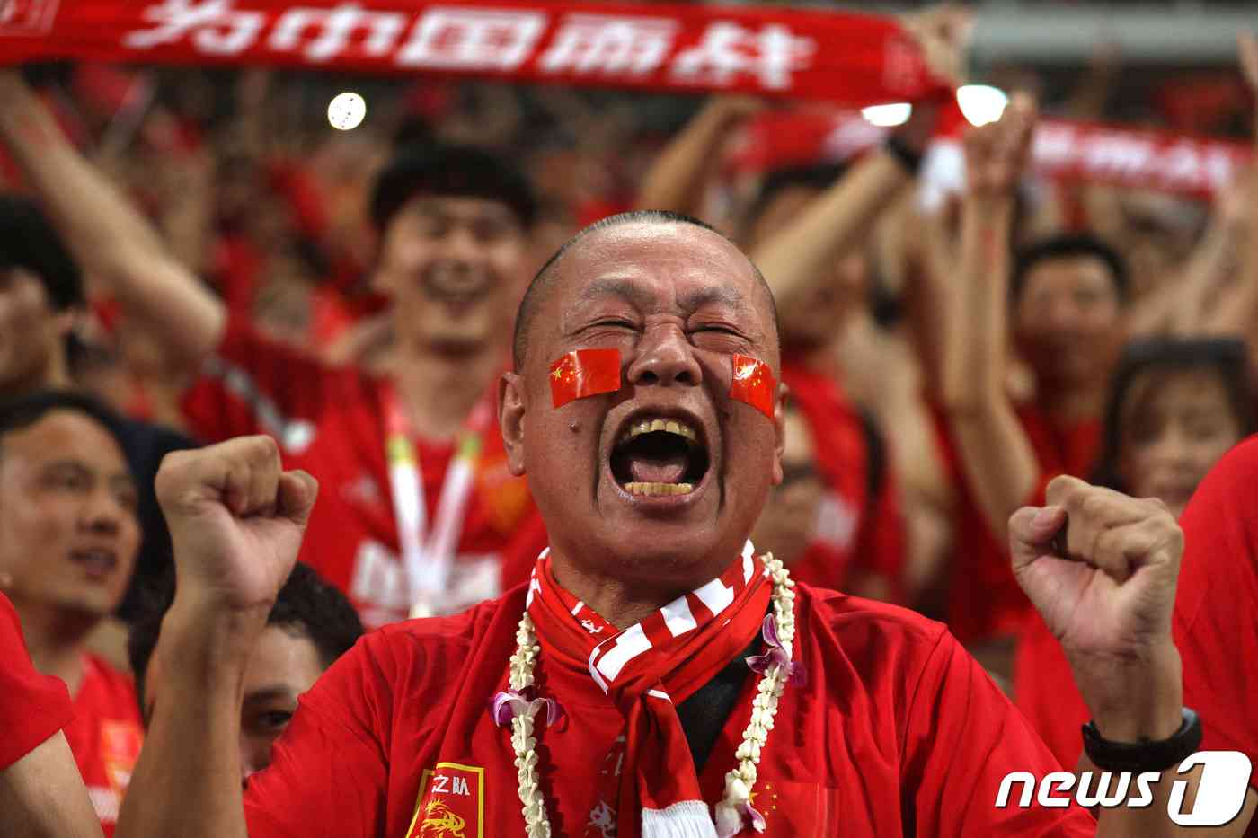 중국을 응원하는 팬들 © 로이터=뉴스1