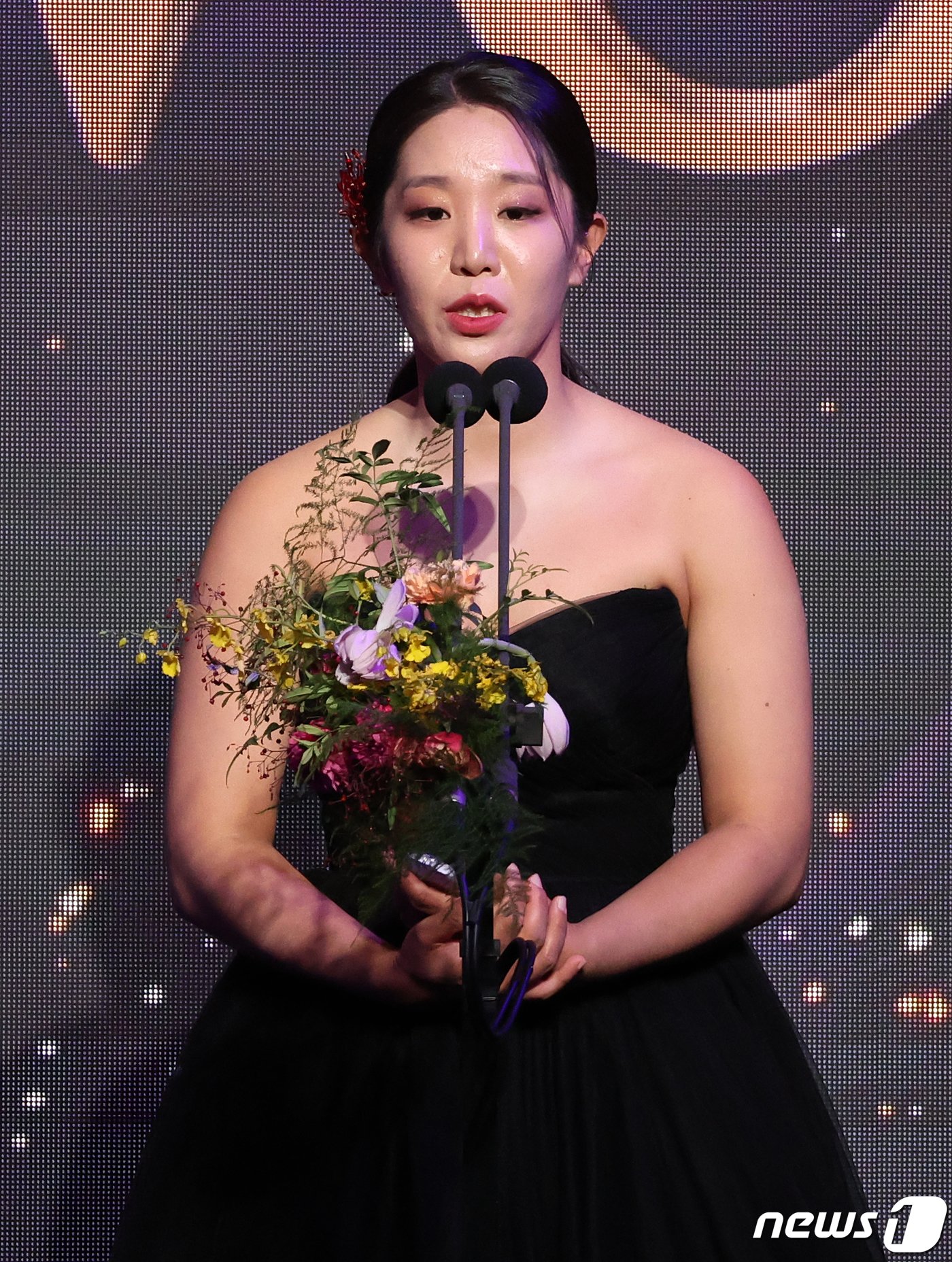 본문 이미지 - 임진희(안강건설)가 20일 오후 서울 강남구 그랜드인터컨티넨탈 서울파르나스에서 열린 2023 한국여자프로골프(KLPGA) 대상 시상식에서 '다승왕'을 수상한 뒤 소감을 말하고 있다. 2023.11.20/뉴스1 ⓒ News1 김진환 기자