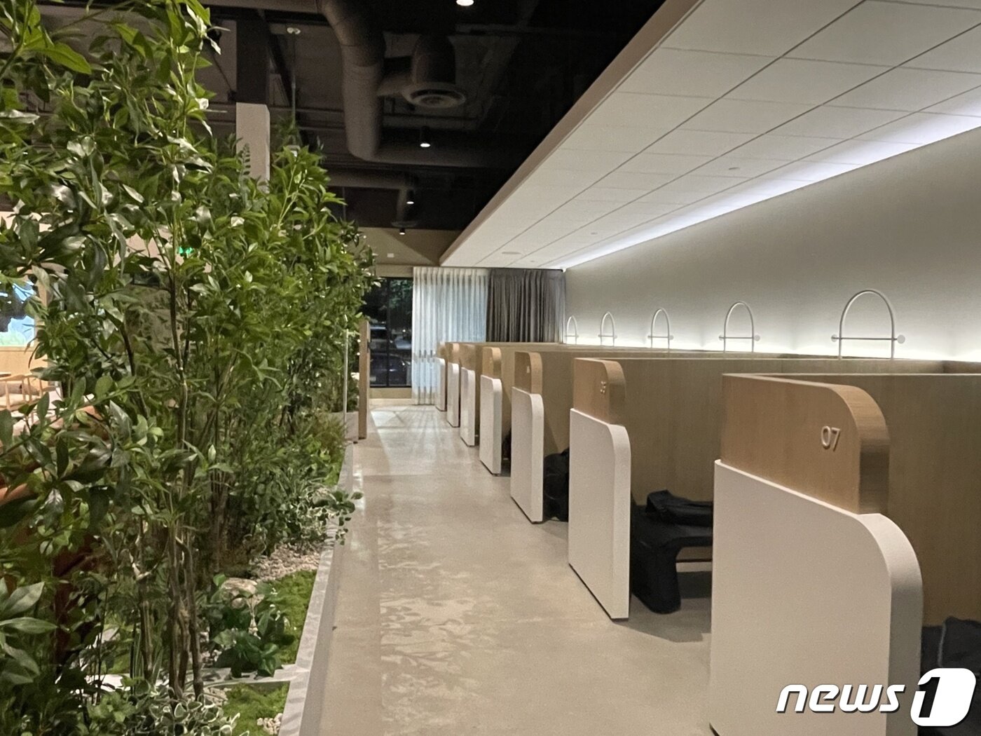 본문 이미지 -  LA 웨스트할리우드 세라젬 웰니스 라운지 내부 모습(세라젬 제공) 