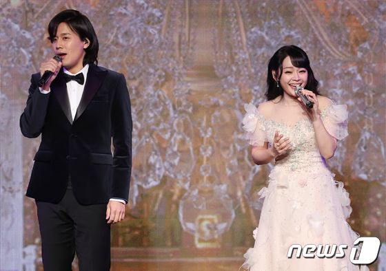 축하공연 펼치는 손준호·김소현 부부