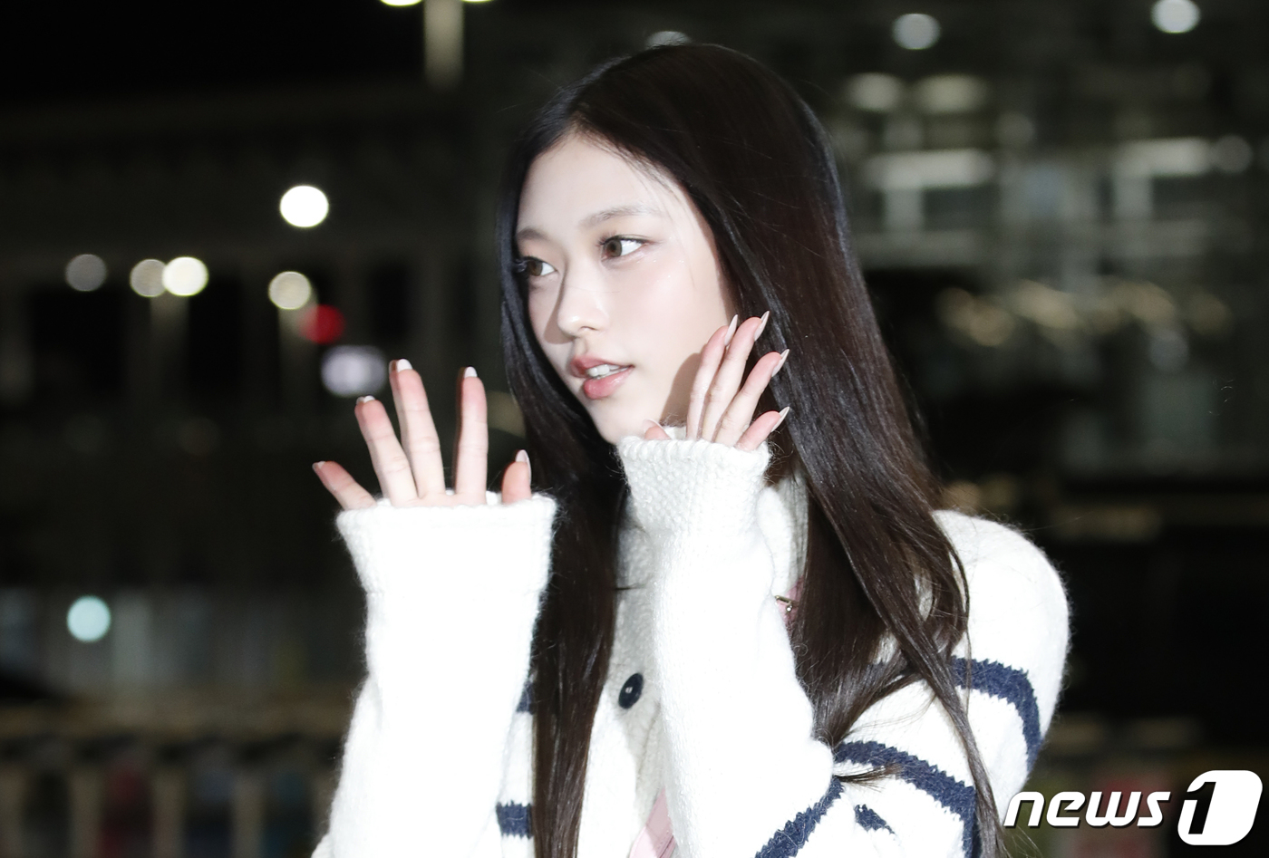 (인천공항=뉴스1) 권현진 기자 = 뉴진스 해린이 명품 행사를 위해 20일 인천국제공항에 도착해 홍콩으로 출국하기 전 인사를 하고 있다. 2023.11.20./뉴스1