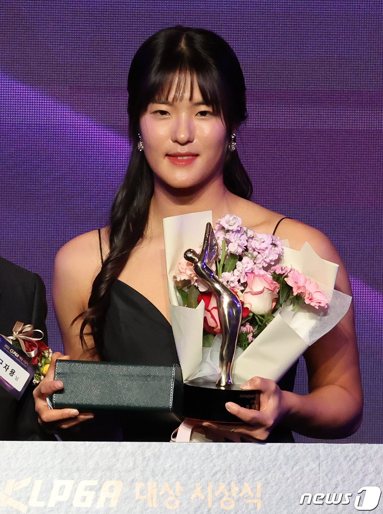 본문 이미지 - 김민별(하이트진로)이 20일 오후 서울 강남구 그랜드인터컨티넨탈 서울파르나스에서 열린 2023 한국여자프로골프(KLPGA) 대상 시상식에서 ‘신인상’을 수상한 뒤 기념 촬영을 하고 있다. 2023.11.20/뉴스1 ⓒ News1 김진환 기자