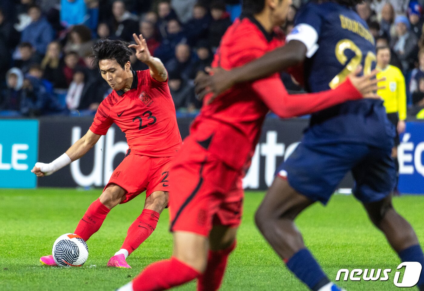 본문 이미지 - 20일 오후(현지시간) 프랑스 노르망디 지방의 항구도시 르아브르 ‘스타드 오세안(Stade Oc&eacute;ane)’에서 열린 대한민국 올림픽 대표팀과 프랑스 21세 이하(U-21) 대표팀의 평가전에서 정상빈이 슛하고 있다. 2023.11.21/뉴스1 ⓒ News1 이준성 기자