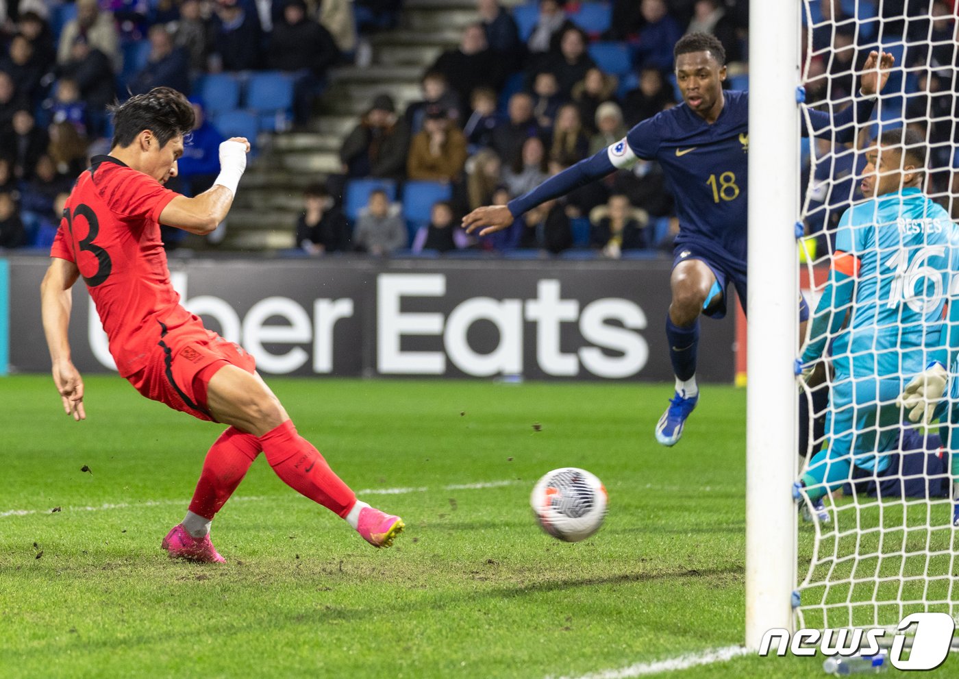 본문 이미지 - 올림픽 축구 대표 정상빈이 20일 오후(현지시간) 프랑스 노르망디 지방의 항구도시 르아브르 ‘스타드 오세안(Stade Oc&eacute;ane)’에서 열린 프랑스 21세 이하(U-21) 대표팀과 평가전에서 두번째 골을 성공 시키고 있다. 3:0 한국 승. 2023.11.21/뉴스1 ⓒ News1 이준성 기자