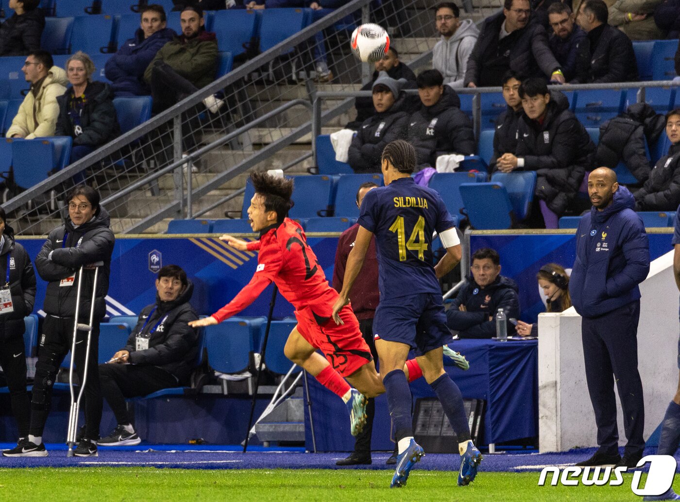 본문 이미지 - 20일 오후(현지시간) 프랑스 노르망디 지방의 항구도시 르아브르 ‘스타드 오세안(Stade Oc&eacute;ane)’에서 열린 대한민국 올림픽 대표팀과 프랑스 21세 이하(U-21) 대표팀의 평가전에서 황선홍 감독과 티에리 앙리 감독이 엄지성과 실디야 킬리안이 볼 다툼을 벌이는 모습을 지켜보고 있다. 2023.11.21/뉴스1 ⓒ News1 이준성 기자