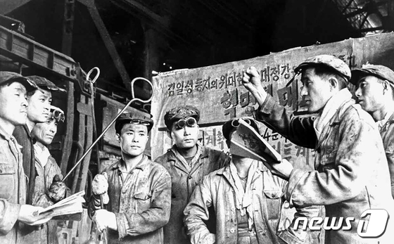 북한, 천리마시대 '당 결정 관철' 의지 재조명…"한치도 흥정 없어"