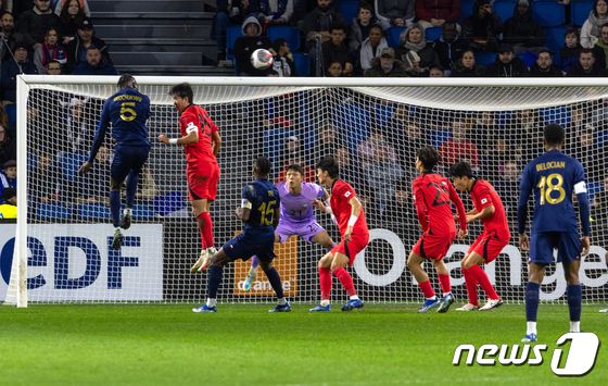 한국-프랑스 평가전, 레슬레의 위험한 헤딩슛
