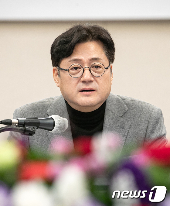 편집인 초청 포럼 참석한 홍익표 원내대표