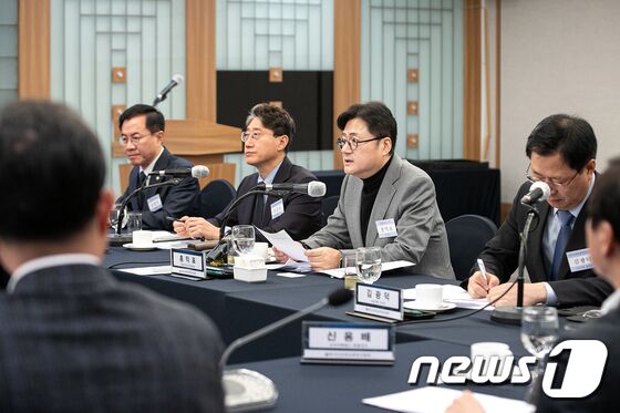 편집인 포럼 참석한 홍익표 원내대표