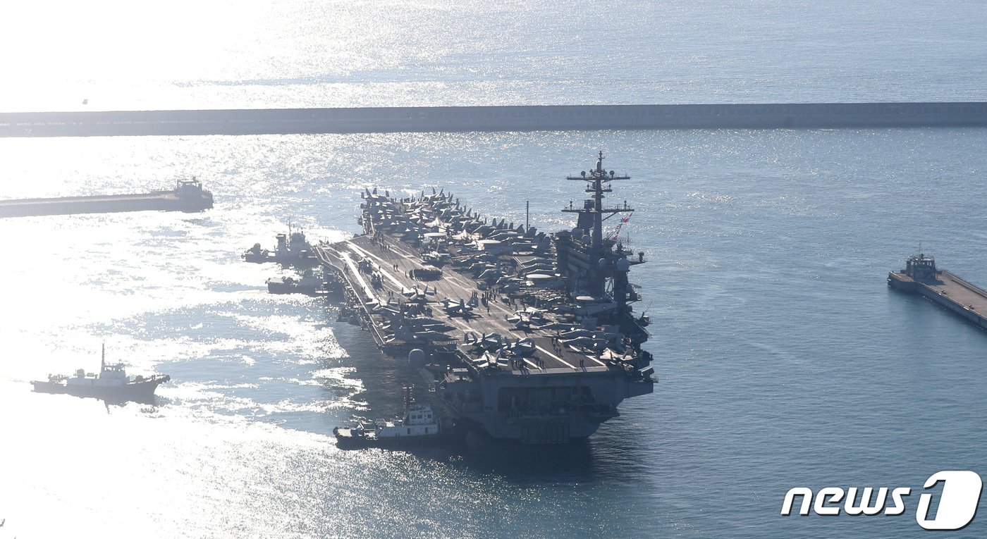 본문 이미지 - 21일 오전 미국 핵추진 항공모함 칼빈슨함(CVN-70)이 부산 남구 해군작전사령부 부산작전기지에 입항하고 있다.  2023.11.21/뉴스1 ⓒ News1 윤일지 기자