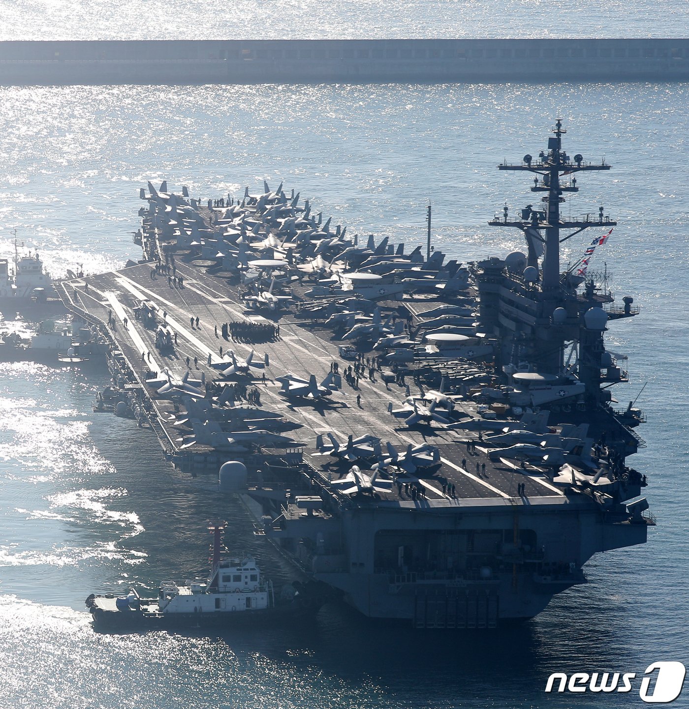 본문 이미지 - 21일 오전 미국 핵추진 항공모함 칼빈슨함(CVN-70)이 부산 남구 해군작전사령부 부산작전기지에 입항하고 있다. 칼빈슨함의 국내 입항은 북한의 연이은 핵실험과 대륙간탄도미사일(ICBM) 시험 발사로 위기가 고조됐던 2017년 이후 6년 만이다. 2023.11.21/뉴스1 ⓒ News1 윤일지 기자