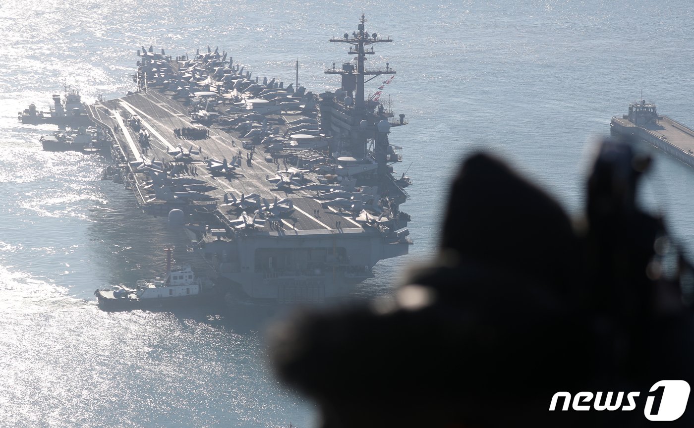 본문 이미지 - 21일 오전 미국 핵추진 항공모함 칼빈슨함(CVN-70)이 부산 남구 해군작전사령부 부산작전기지에 입항하고 있다. 칼빈슨함의 국내 입항은 북한의 연이은 핵실험과 대륙간탄도미사일(ICBM) 시험 발사로 위기가 고조됐던 2017년 이후 6년 만이다. 2023.11.21/뉴스1 ⓒ News1 윤일지 기자