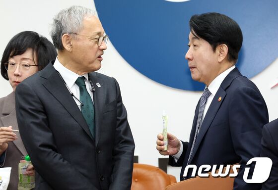 농식품 시식하는 유인촌 장관과 이동관 위원장 