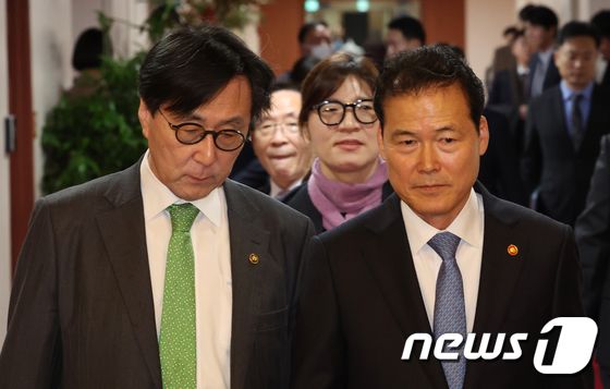국무회의 참석하는 김영호 장관과 장호진 차관 