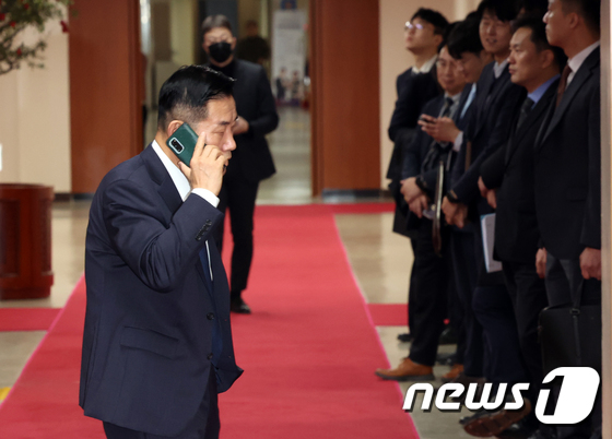 전화통화 하는 신원식 장관