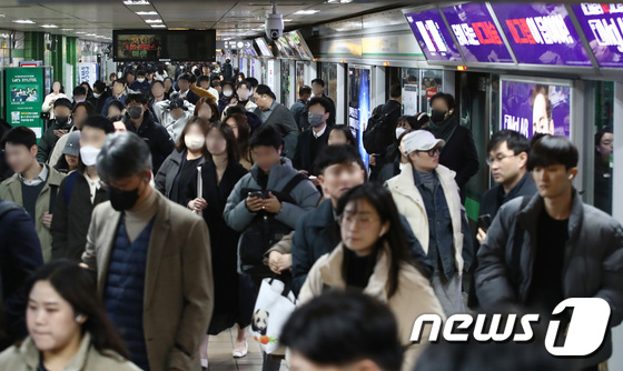 지하철 파업 D-1, 출근시간 지하철 이용하는 시민들