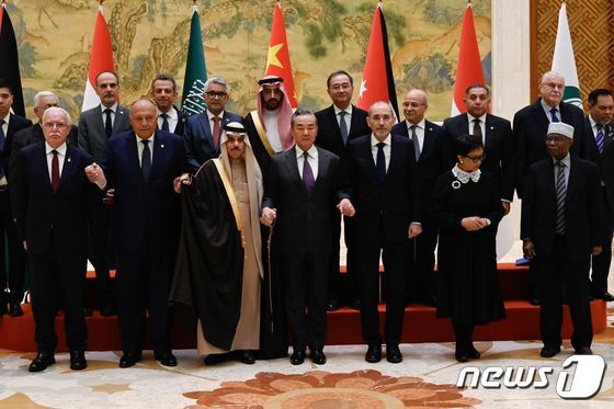 [사진] 아랍권 외무, OIC 사무총장과 포즈 취하는 왕이