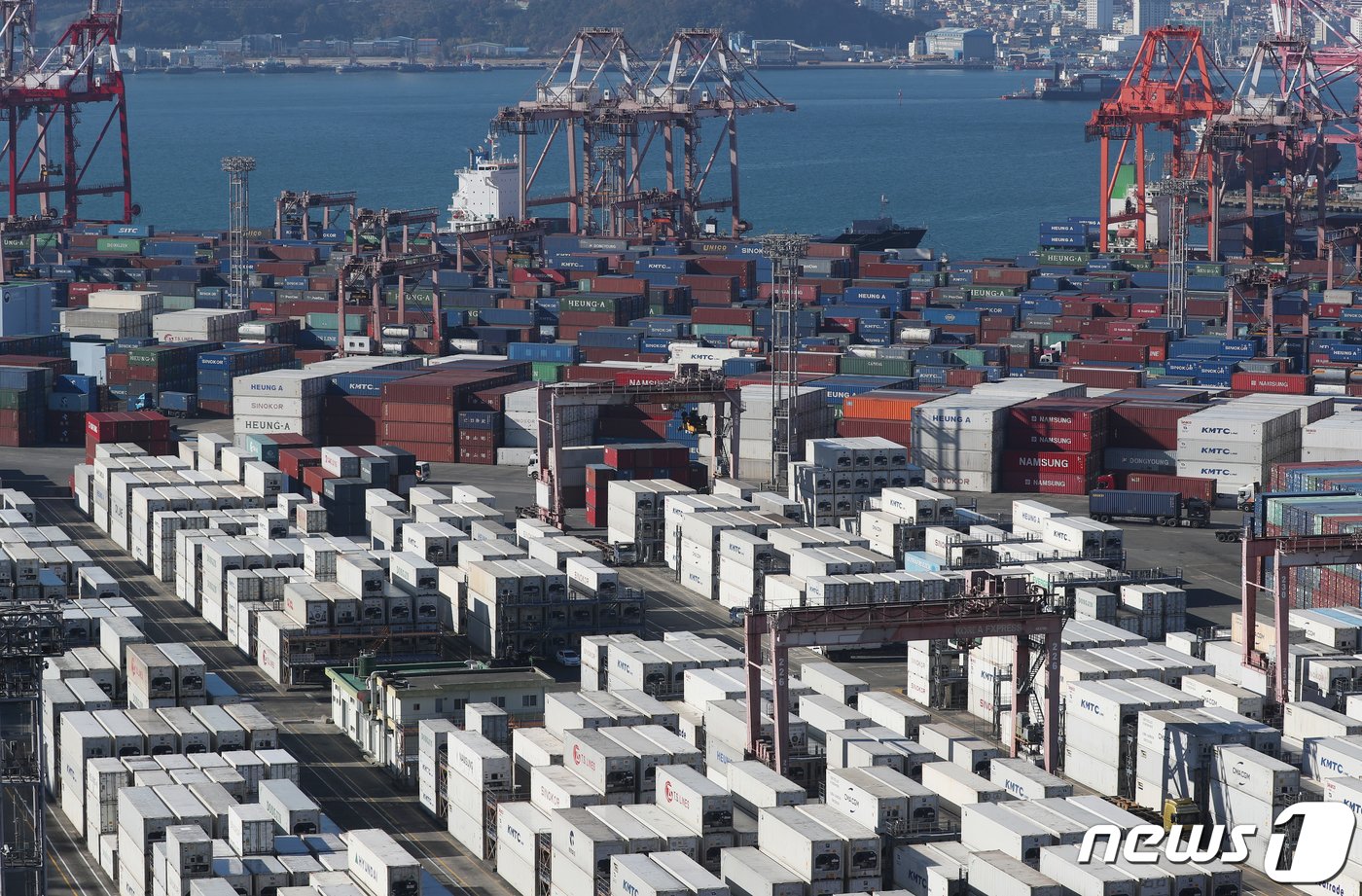 본문 이미지 - 21일 부산항 신선대부두 야적장에 컨테이너가 가득 쌓여 있다. 관세청이 이날 발표한 '11월 1~20일 수출입 현황'에 따르면 수출은 337억9000만달러로 작년 같은 기간보다 2.2% 증가했다. 수입은 352억600만달러로 6.2% 감소했다. 무역수지는 14억1600만달러 적자를 기록했다. 2023.11.21/뉴스1 ⓒ News1 윤일지 기자