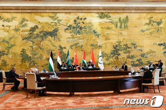 [사진] 회담하는 왕이 외교와 아랍권 외무, OIC사무총장