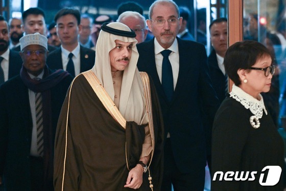[사진] 왕이, 아랍권 외무와 회담 도착하는 사우디 외무