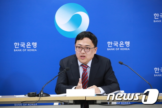 3/4분기 가계신용 설명하는 한은 금융통계팀장