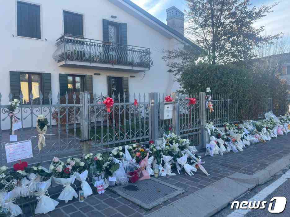 사망한 줄리아 체체틴(22)의 집 앞에 그의 죽음에 애도를 표하는 꽃다발이 놓여 있다.(이탈리아 매체 라프레세 갈무리).