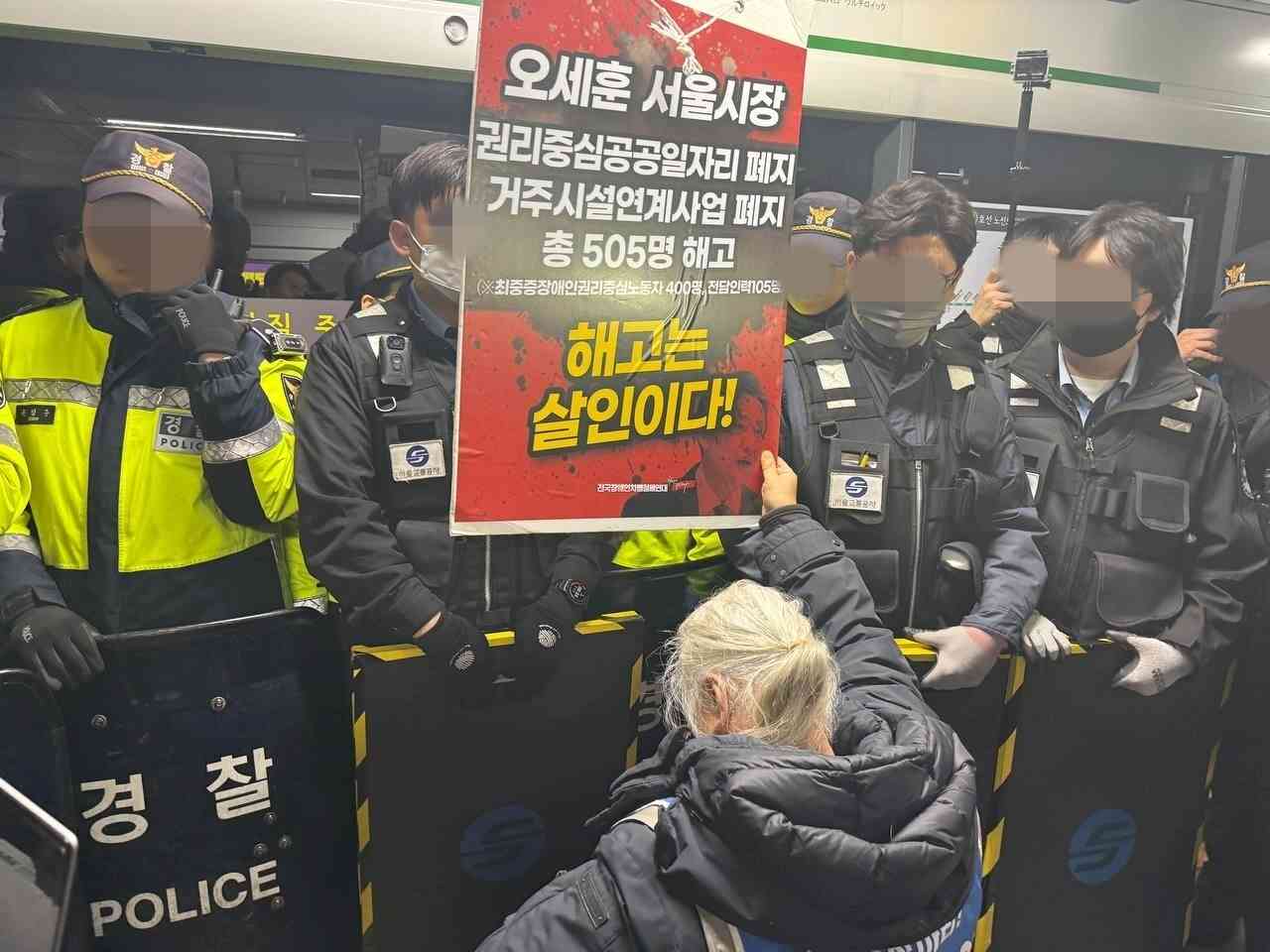 박경석 전국장애인차별철폐연대(전장연) 공동상임대표가 지난 20일 오전 서울 지하철 2호선 시청역 승강장에서 지하철에 탑승하려고 시도하고 있다. (전장연 제공) © 뉴스1