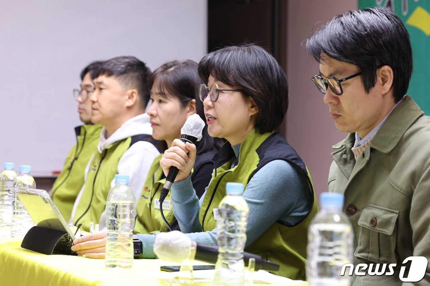 나순자 보건의료산업노조 위원장이 21일 오전 서울 영등포구 당산동 보건의료노조에서 열린 의사 인력 확충을 위한 지역의사제와 공공의대 설립 촉구 기자회견에서 발언하고 있다. 보건의료노조는 전국 성인남녀 1000명을 대상으로 설문조사를 한 결과 82.7%가 의사인력 확충 위한 의대정원 확대에 찬성했으며 공공의대 설립·지역의사제 도입에 각각 77%, 83.4%가 찬성했다고 밝혔다. 2023.11.21/뉴스1 ⓒ News1 신웅수 기자