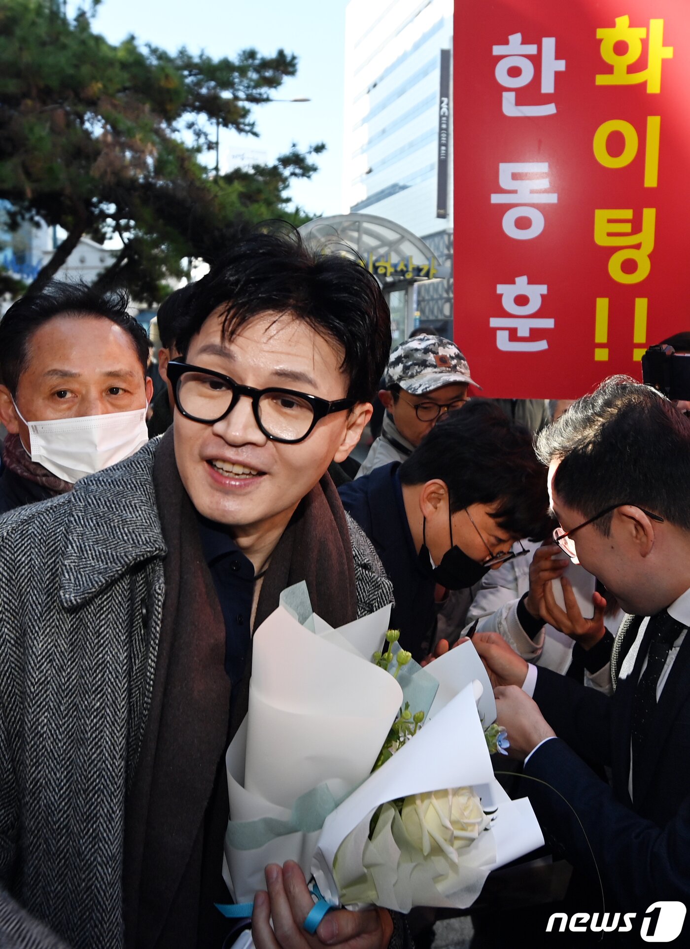 본문 이미지 - 한동훈 법무부 장관이 21일 오전 대전광역시 한국어능력 등 사회통합프로그램 CBT 평가 대전센터 개소식에 참석, 지지자들로부터 환영 받고 있다. (공동취재) 2023.11.21/뉴스1 ⓒ News1 김기태 기자