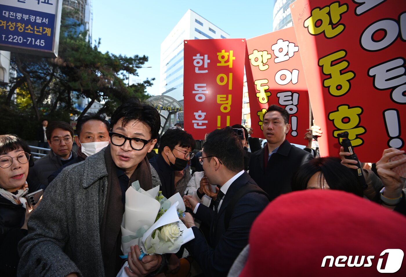 본문 이미지 - 한동훈 법무부 장관이 21일 오전 대전광역시 한국어능력 등 사회통합프로그램 CBT 평가 대전센터 개소식에 참석, 지지자들로부터 환영 받고 있다. (공동취재) 2023.11.21/뉴스1 ⓒ News1 김기태 기자